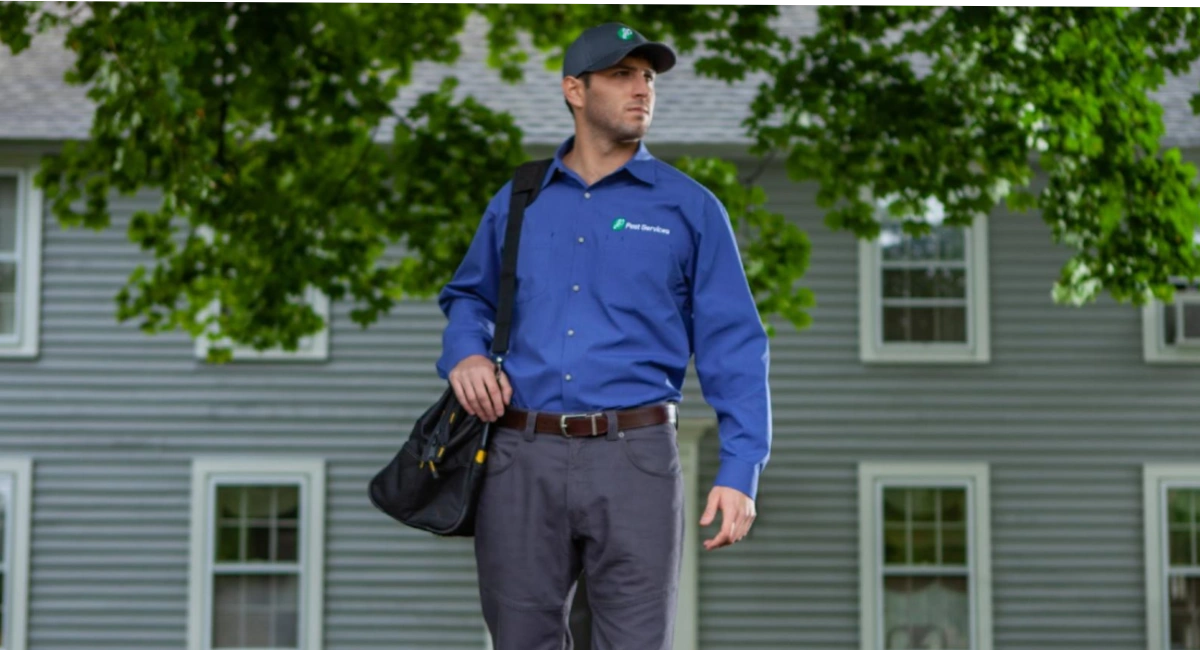 JP Pest Colleague waling away from house